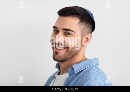 Primo piano ritratto di sorridente ebreo in kippa Foto Stock