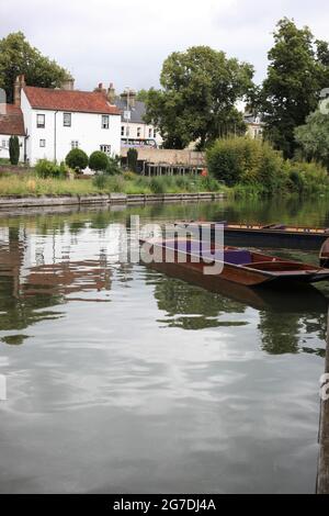 Battelli ormeggiati lungo il fiume Cam, Cambridge, Gran Bretagna Foto Stock