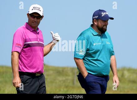 Shane Lowry (destra) della Repubblica d'Irlanda e Padraig Harrington della Repubblica d'Irlanda durante la giornata di pratica al Royal St George's Golf Club di Sandwich, Kent. Data immagine: Martedì 13 luglio 2021. Foto Stock