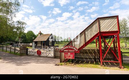 Ponte pedonale della ferrovia a vapore che porta alla stazione Lakeside, Moors Valley Country Park, treno a vapore in miniatura con passaggio in piano attraverso i binari Foto Stock