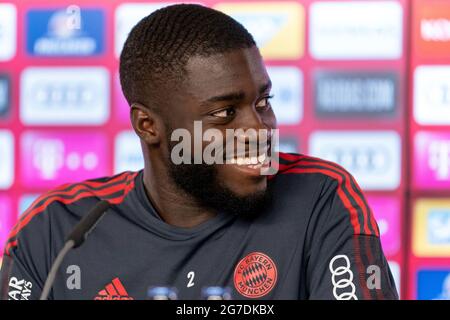 Presentazione di Dayot UPAMACANO (FC Bayern Monaco) il 13 luglio 2021 a Muenchen/Germania. Foto piscina/FC Bayern Monaco tramite agenzia fotografica Sven Simon ¬ Foto Stock