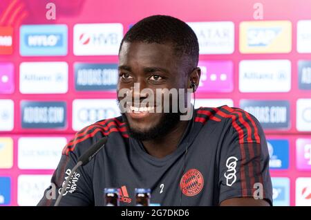 Presentazione di Dayot UPAMACANO (FC Bayern Monaco) il 13 luglio 2021 a Muenchen/Germania. Foto piscina/FC Bayern Monaco tramite agenzia fotografica Sven Simon ¬ Foto Stock