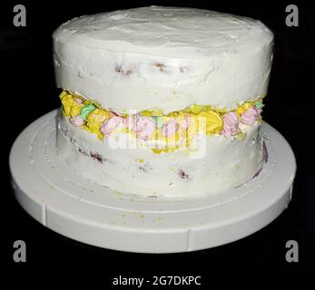 Torta Faultline decorata carta da zucchero e pony rosa. Idee per torta di nozze, torta di compleanno Foto Stock