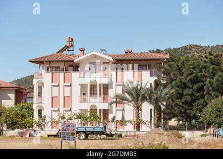 Kemer, Turchia - 24 maggio 2021: Vista sulla strada a Kemer: Montagne, verde bella natura, case in giornata di sole. Foto di alta qualità Foto Stock