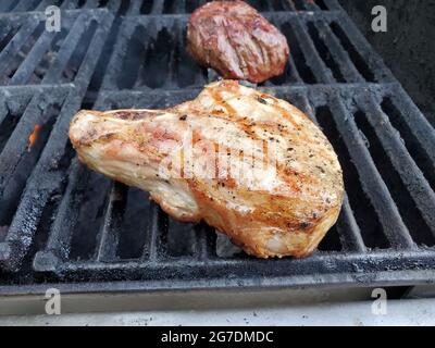 Braciola di maiale Duroc Heirloom dal Roam Butcher's Shop, grigliando su un barbecue nel cortile in preparazione per il Father's Day, Lafayette, California, 19 giugno 2021. () Foto Stock