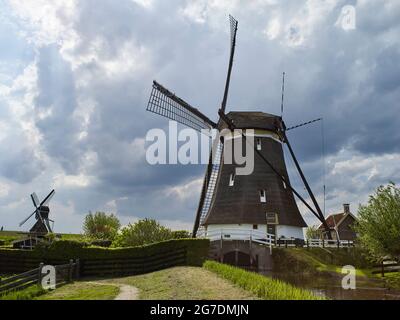 Paesaggio olandese con mulino a vento nel polder. Foto Stock