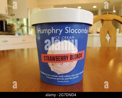 Primo piano di una tazza di gelato Humphry Slocombe, fragole blondie Flavor, a Lafayette, California, 12 aprile, 2021. () Foto Stock