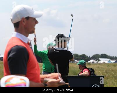 13 luglio 2021; il Royal St. George's Golf Club, Sandwich, Kent, Inghilterra; il 149th Open Golf Championship, giornata di pratica; Rory McIlroy (NIR) guarda su come Danny Willett (ENG) colpisce il suo tee shot sulla nona buca Credit: Action Plus Sports Images/Alamy Live News Foto Stock