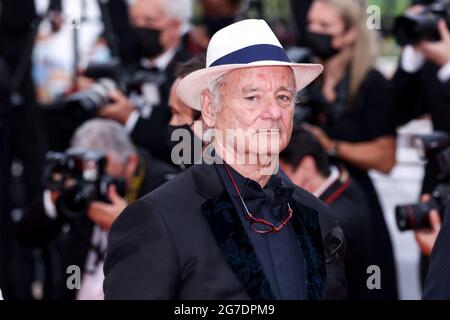 Cannes, Francia. 12 luglio 2021. CANNES - 12 LUGLIO: Bill Murray arriva alla prima di ' THE FRENCH DISPATCH ' durante il 74a Festival di Cannes il 12 luglio 2021 al Palais des Festivals di Cannes, Francia. (Foto di Lyvans Boolaky/ÙPtertainment/Sipa USA) Credit: Sipa USA/Alamy Live News Foto Stock