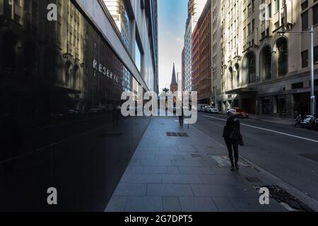 Sydney, Australia. Martedì 13 luglio 2021. Riserva Bank of Australia, Martin Place e le aree circostanti nel CBD vuoto. Le restrizioni di blocco sono state rafforzate ed estese a causa della variante Delta dei casi COVID-19 che attraversano Sydney, le Blue Mountains e le coste centrali. L'esercizio è limitato a due persone per gruppo e le persone devono remian entro un raggio di 10 km dalla loro casa. Credit: Paul Lovelace/Alamy Live News Foto Stock