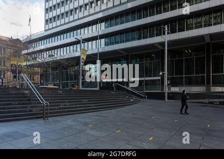 Sydney, Australia. Martedì 13 luglio 2021. Riserva Bank of Australia, Martin Place e le aree circostanti nel CBD vuoto. Le restrizioni di blocco sono state rafforzate ed estese a causa della variante Delta dei casi COVID-19 che attraversano Sydney, le Blue Mountains e le coste centrali. L'esercizio è limitato a due persone per gruppo e le persone devono remian entro un raggio di 10 km dalla loro casa. Credit: Paul Lovelace/Alamy Live News Foto Stock