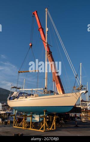 Gli inglesi hanno realizzato il rivale Bowman yacht e gru al cantiere navale MCI (Marina Club International) Marina a Spalato in Croazia. 2021 Foto Stock