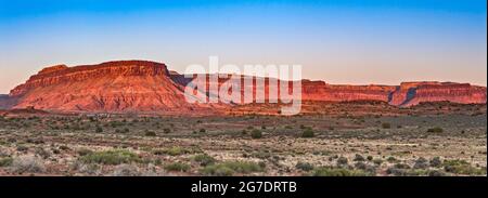 Massiccio di Harts Point, vista al tramonto dall'Indian Creek Campground, dall'area ricreativa Canyon Riders, dal monumento Bears Ears Natl, vicino a Canyonlands, Utah, USA Foto Stock