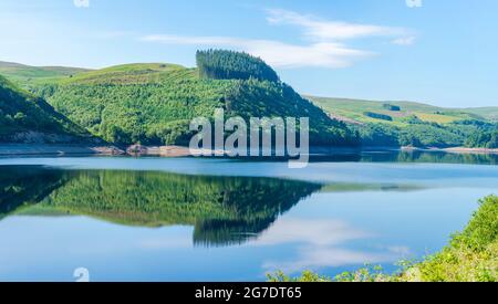 Caban Coch Reservoir vicino Rhayader, Elan Valley a Powys, Galles Foto Stock