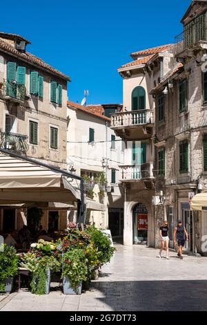 Vista del lato est Voćni trg, Piazza della frutta presa dal centro della piazza, nel centro di Spalato in Croazia. 2021 Foto Stock