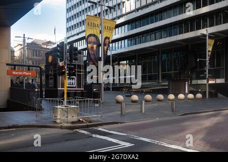 Sydney, Australia. Martedì 13 luglio 2021. Martin Place e le aree circostanti nel CBD vuoto. Le restrizioni di blocco sono state rafforzate ed estese a causa della variante Delta dei casi COVID-19 che attraversano Sydney, le Blue Mountains e le coste centrali. L'esercizio è limitato a due persone per gruppo e le persone devono remian entro un raggio di 10 km dalla loro casa. Credit: Paul Lovelace/Alamy Live News Foto Stock