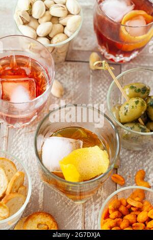 Bevande alcoliche, cocktail su ghiaccio e snack salati, antipasti Foto Stock