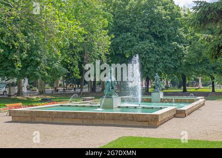Szeged, Ungheria - 16 giugno 2021: Fontana d'acqua Szechenyi Square Park a Szeged, Ungheria. Foto Stock