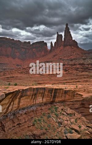 Le tempeste mattutine si innalzano sulle guglie note come Monster Tower e Washer Women Arch lungo la remota White Rim Road nella Canyonlands Nationa dello Utah Foto Stock