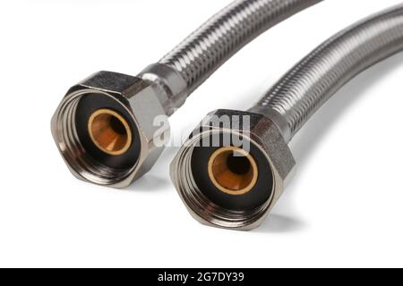 Tubi flessibili idraulici per il collegamento al miscelatore in primo piano isolati su bianco Foto Stock