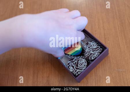 Collezione Pride Month con tartufo arcobaleno dei cioccolatini Kokak al Castro, San Francisco, California, 13 maggio 2021. () Foto Stock