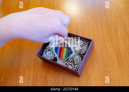 Collezione Pride Month con tartufo arcobaleno dei cioccolatini Kokak al Castro, San Francisco, California, 13 maggio 2021. () Foto Stock