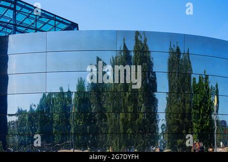 Riflessioni degli alberi nella façade di vetro del Dipartimento di Matematica e Informatica, Università tecnica di Monaco, Campus di Garching. Foto Stock