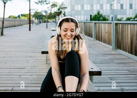 Donna che si prepara per l'allenamento Foto Stock