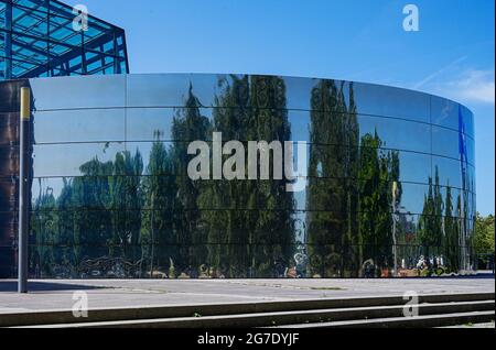 Riflessioni degli alberi nella façade di vetro del Dipartimento di Matematica e Informatica, Università tecnica di Monaco, Campus di Garching. Foto Stock