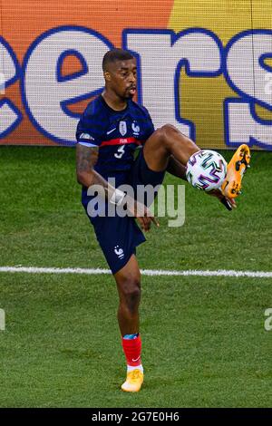 Bucarest, Romania - 28, Giugno: Presnel Kimpembe di Francia controlla la palla durante il Campionato UEFA Euro 2020 Round del 16 match tra Francia AN Foto Stock