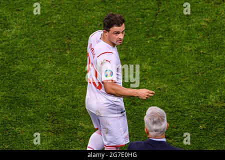Bucarest, Romania - 28 giugno: Il capo della Svizzera Vladimir Petkovic (R) parla con Xherdan Shaqiri della Svizzera (L) durante la UEFA Euro 2020 Cham Foto Stock