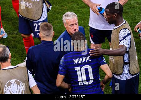 Bucarest, Romania - 28 giugno: La Francia Direttrice Didier Deschamps (L) parla a Kylian Mbappe di Francia (C) durante il Campionato UEFA Euro 2020 Roun Foto Stock