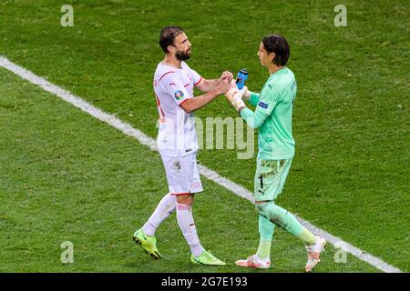 Bucarest, Romania - 28, Giugno: L'admir Mehmedi della Svizzera (L) celebra il suo gol con il calcio libero con il suo compagno di squadra Goalkeeper Yann Sommer (R) durante la t Foto Stock