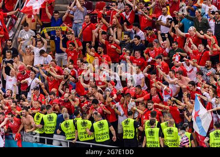 Bucarest, Romania - 28 giugno: I tifosi svizzeri festeggiano dopo aver vinto la Francia durante il Campionato UEFA Euro 2020 Round del 16 Foto Stock