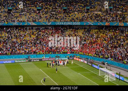 Bucarest, Romania - 28 giugno: I tifosi svizzeri festeggiano dopo aver vinto la Francia durante il Campionato UEFA Euro 2020 Round del 16 Foto Stock