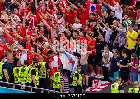 Bucarest, Romania - 28 giugno: I tifosi svizzeri festeggiano dopo aver vinto la Francia durante il Campionato UEFA Euro 2020 Round del 16 Foto Stock