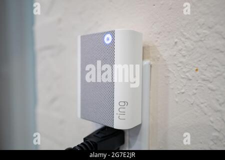 Primo piano di Ring Chime per il sistema di campanello video di Amazon in smart home a Lafayette, California, 17 maggio 2021. () Foto Stock