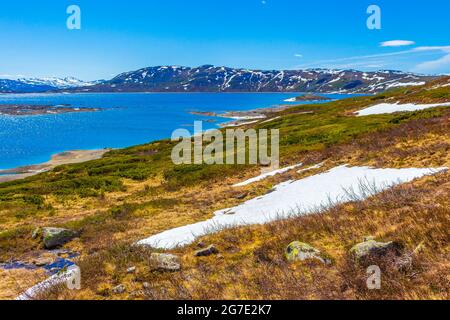 Incredibile Vavatn lago panorama Rough vista paesaggio rocce massi e montagne durante l'estate in Norvegia Hemsedal. Foto Stock