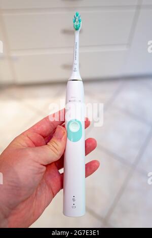 Primo piano dello spazzolino elettronico Philips Sonicare, Lafayette, California, 12 giugno 2021. () Foto Stock
