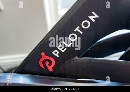 Primo piano del logo di Peloton in bicicletta da ginnastica, San Francisco, California, 14 giugno 2021. () Foto Stock