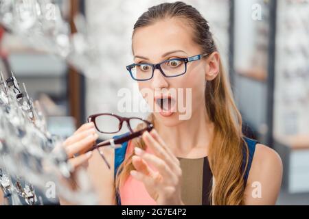 Donna che ama il design dei suoi nuovi occhiali quasi troppo essere in aperto stupore Foto Stock