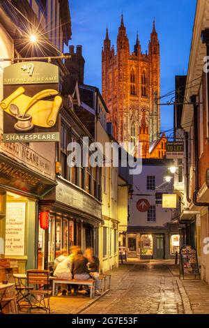 Una vista notturna della Cattedrale di Canterbury dal Butchery Lane Canterbury Kent, Inghilterra GB Europa Foto Stock