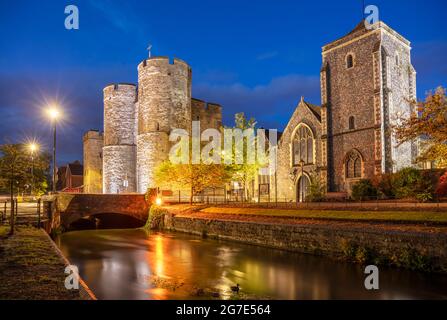 Canterbury Kent Westgate Towers porta medievale Westgate Gardens e Great Stour River di notte Canterbury Kent Inghilterra Regno Unito GB Europa Foto Stock