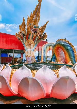 Wat Saman Rattanaram tempio dei petali di fiori a Chachoengsao, Thailandia Foto Stock