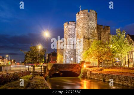 Westgate Towers medievale porta d'ingresso Westgate Gardens e Great Stour River di notte Canterbury Kent Inghilterra GB Europa Foto Stock