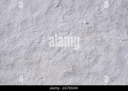 Texture sfondo parete bianca. Superficie dipinta di bianco, materiale comune nelle isole Cicladi Grecia, per l'igiene e la decorazione degli edifici esterni. Foto Stock