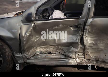 Auto dopo un incidente. Trasporto rotto. Un'auto malata sulla strada. Ferro sbriciolato. Auto grigia rotta. Foto Stock