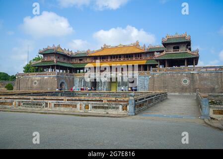 HUE, VIETNAM - 08 GENNAIO 2016: Presso l'antica porta principale (ONG Mon Gate) della cittadella di Hue città Foto Stock