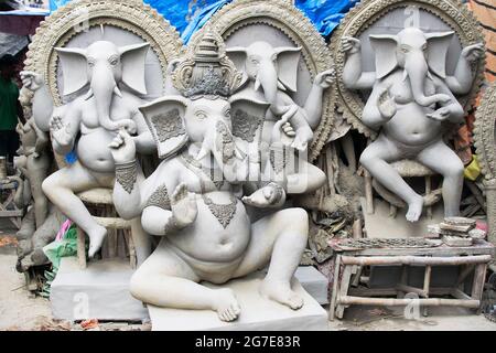 KOLKATA, BENGALA OCCIDENTALE, INDIA - 13 SETTEMBRE 2015: Idoli di argilla del Signore Ganesha in serie, a Kumartuli, come preparazione per il festival 'Durga Pujaa' a Kuma Foto Stock