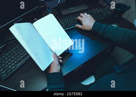 Primo piano del programmatore di mani hacker che digitano un codice Foto Stock